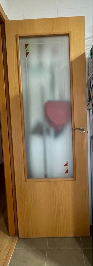 Puerta de madera con cristal