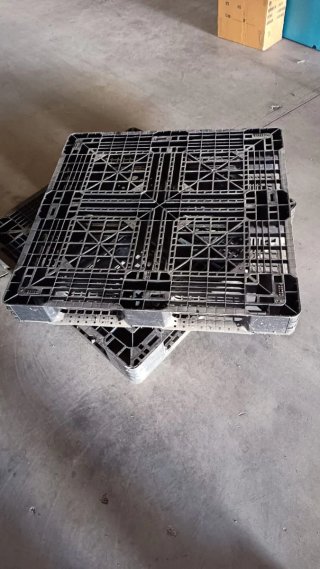 Sillas castellana a 9 € y palé a 2 €