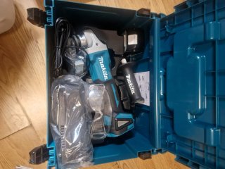 Taladro percutor y radial Makita sin uso
