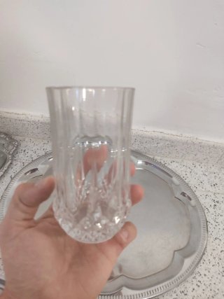 Bandejas y vasos de cristal y metal