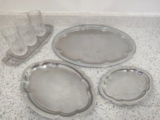 Bandejas y vasos de cristal y metal