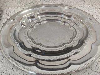 Bandejas y vasos de cristal y metal