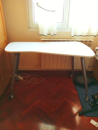 Mesa escritorio ergonómica blanca y gris