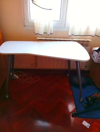 Mesa escritorio ergonómica blanca y gris