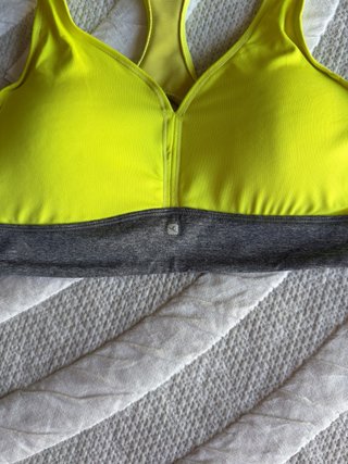 Top deportivo Domyos amarillo y gris
