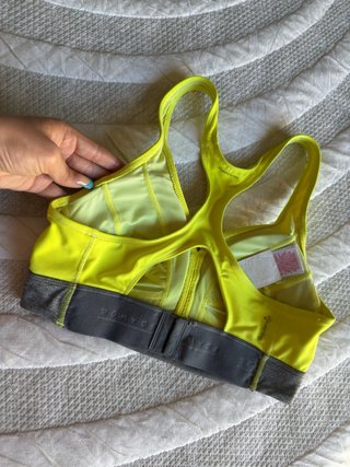 Top deportivo Domyos amarillo y gris