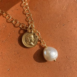 Collar Cuentas Moneda y Perla Dorado
