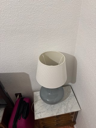 Lámpara de mesa gris con pantalla blanca