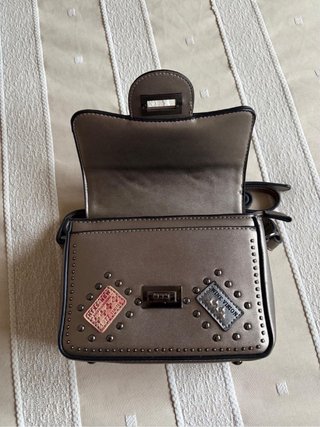 Bolso bandolera tachuelas y parches