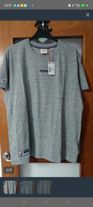 Camiseta Superdry gris con etiqueta