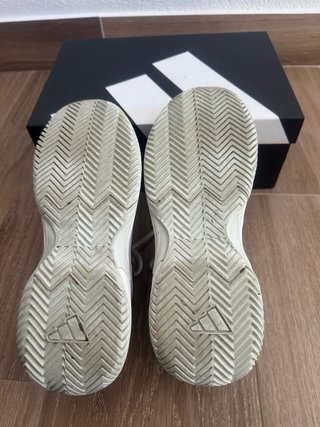 Zapatillas Adidas grises con detalles morados