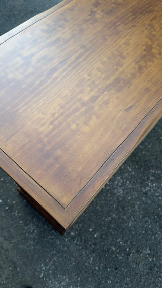 Aparador de madera con cajones y estantes