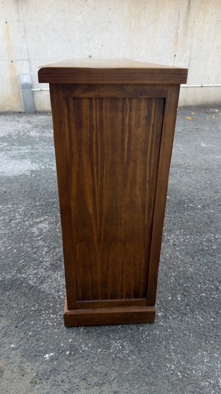 Aparador de madera con cajones y estantes