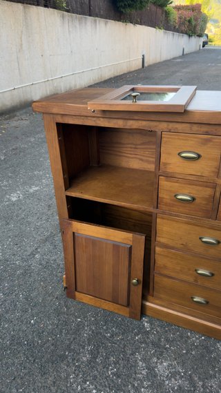 Aparador de madera con cajones y estantes