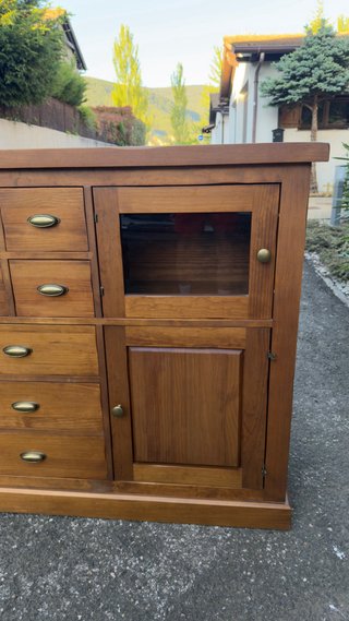 Aparador de madera con cajones y estantes