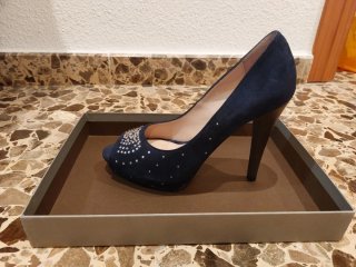 Zapatos de tacón azul con pedrería