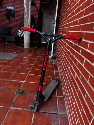 Patinete Tijuana Negro y Rojo