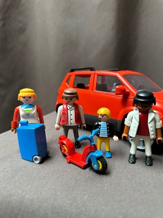 Coche familiar Playmobil con figuras y accesorios