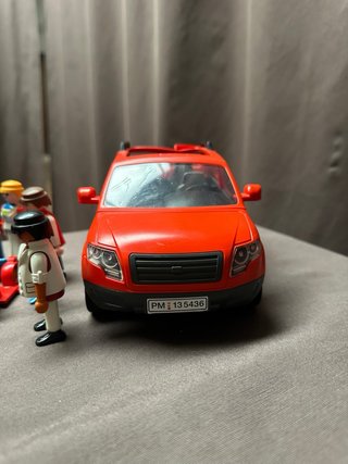 Coche familiar Playmobil con figuras y accesorios