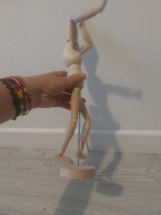 Figura de madera articulada