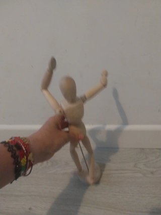 Figura de madera articulada