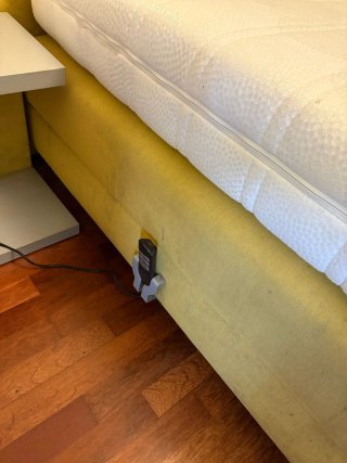Cama articulada con colchón, cabecero y mesilla