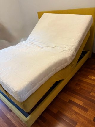 Cama articulada con colchón, cabecero y mesilla