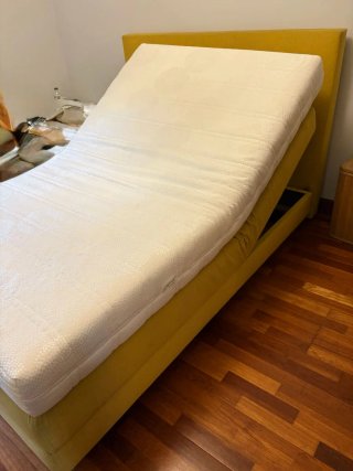 Cama articulada con colchón, cabecero y mesilla