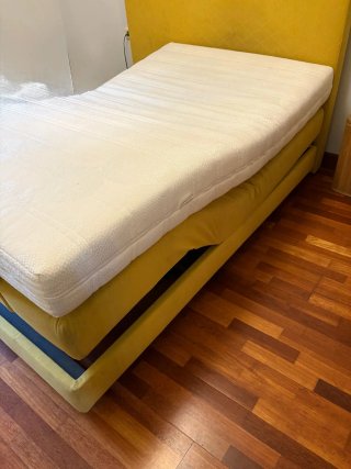 Cama articulada con colchón, cabecero y mesilla