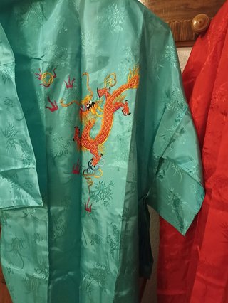 Lotes de kimonos: rojo, verde azulado y negro