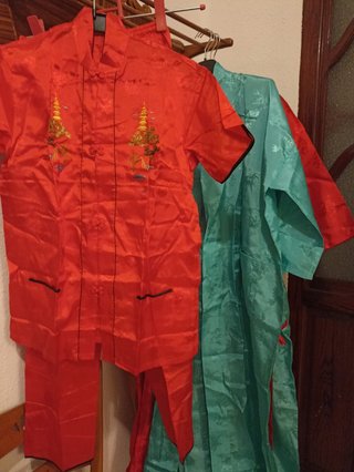 Lotes de kimonos: rojo, verde azulado y negro