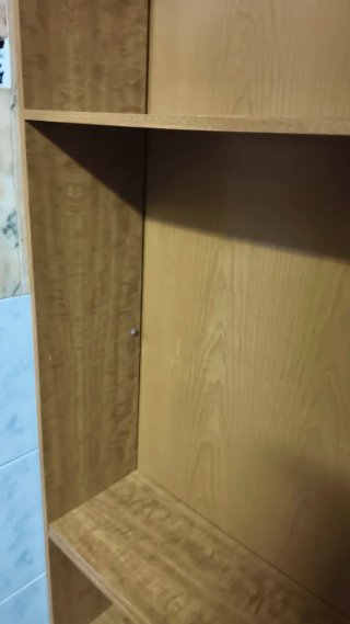 Tres estanterías de madera.