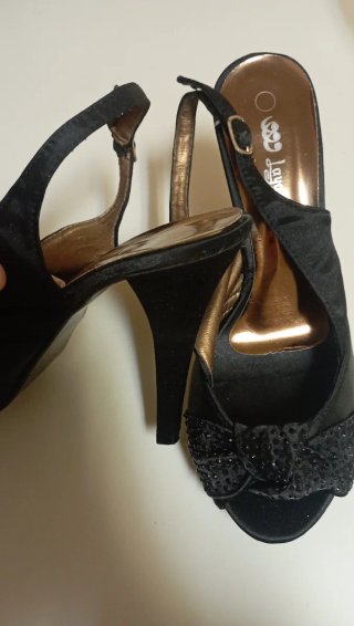 Sapatos de salto pretos com brilho