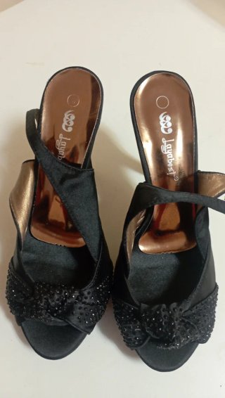 Sapatos de salto pretos com brilho