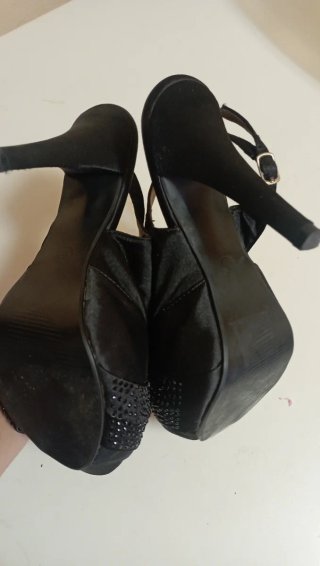 Sapatos de salto pretos com brilho