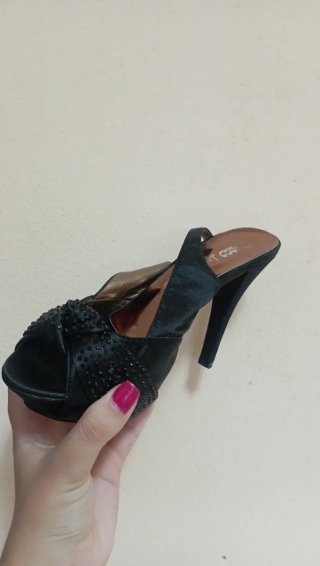 Sapatos de salto pretos com brilho