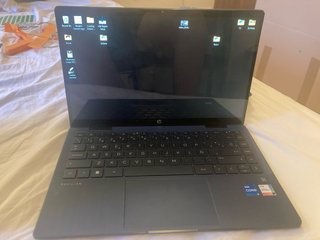 HP Portátil Negro con Stickers Divertidos