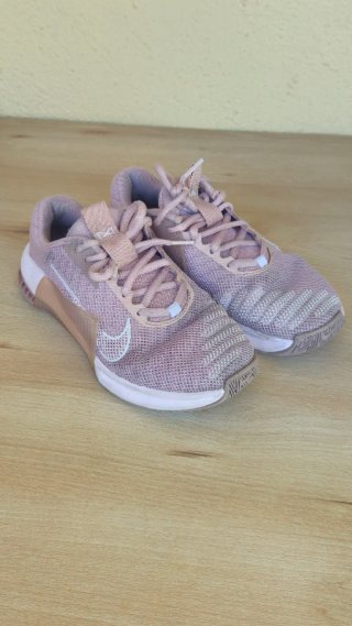 Nike Metcon 9 Talla 36.5 Rosas