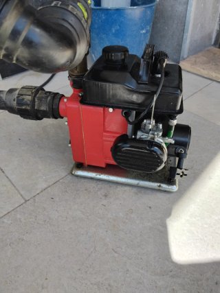 Motobomba agua roja y negra