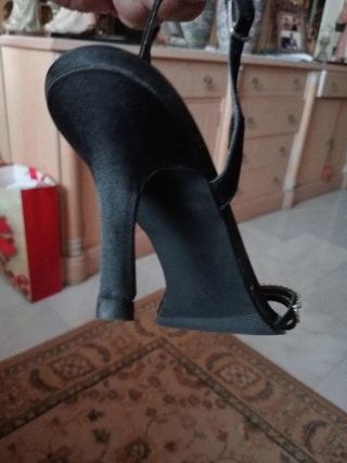 Sandalias tacón negras brillantes de diez centímet