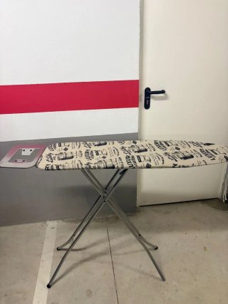 Tabla de planchar con funda de lavandería