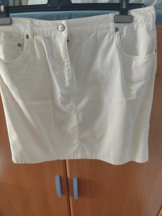 Traje falda y cazadora beige
