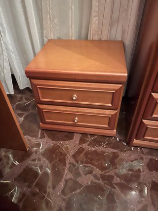 Mesita de noche de madera