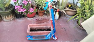 Patinete infantil azul y rojo