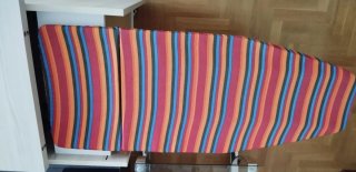 Mueble con tabla de planchar plegable