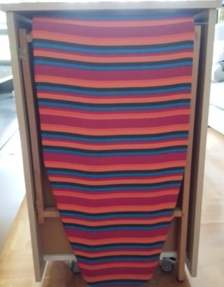 Mueble con tabla de planchar plegable