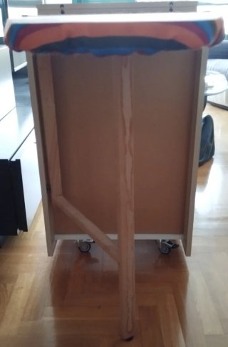 Mueble con tabla de planchar plegable