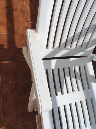 Tumbona blanca de madera y plástico