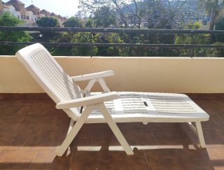 Tumbona blanca de madera y plástico