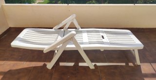 Tumbona blanca de madera y plástico